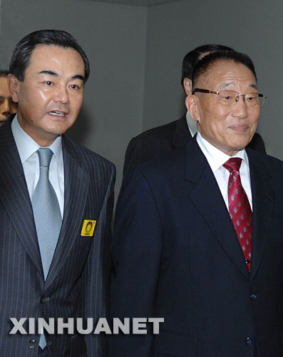 8月29日,中國中央軍委副主席、國務委員兼國防部長曹剛川(右)抵達日本首都東京,中國駐日本大使王毅(左)到機場迎接。應日本國防衛大臣邀請,曹剛川一行當天抵達東京,開始對日本進行為期5天的正式友好訪問。 新華社發(郝志濤攝)