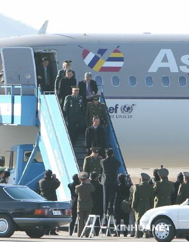 11月27日,在朝鮮首都平壤,韓國國防部長官金章洙(中)及其一行走下舷梯。當天,金章洙乘坐韓國包機抵達朝鮮首都平壤,前來參加朝韓國防部長會談。 新華社記者夏宇攝
