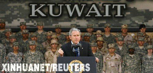 1月12日,美國總統布什視察位于科威特境內的美軍阿里福疆軍事基地時發表講話。布什11日下午乘專機抵達科威特,開始對科威特進行為期兩天的正式訪問。 新華社/路透