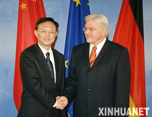 1月22日,在德國首都柏林,中國外交部長楊潔篪(左)與德國外長施泰因邁爾舉行雙邊會晤前共同會見新聞記者。當(dāng)日,中國外交部長楊潔篪抵達柏林出席伊朗核問題六方會談。