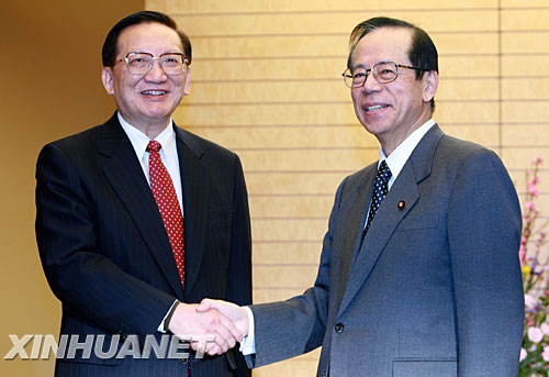 2月21日,在東京的日本首相官邸,日本首相福田康夫(右)會見到訪的中國國務委員唐家璇。唐家璇20日下午抵達東京,開始對日本進行訪問。 新華社記者任正來攝