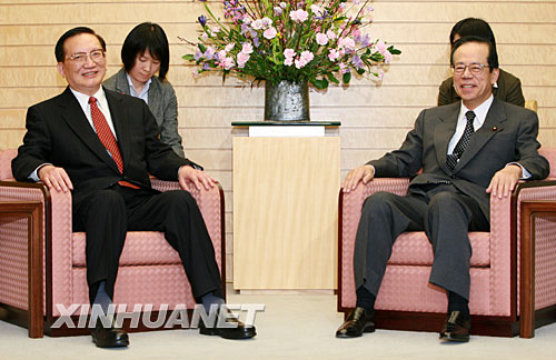 2月21日,在東京的日本首相官邸,日本首相福田康夫(右)會見到訪的中國國務委員唐家璇。唐家璇20日下午抵達東京,開始對日本進行訪問。 新華社記者任正來攝