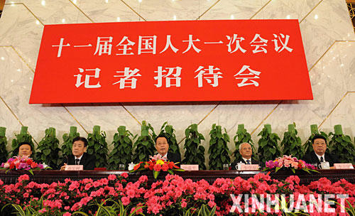 3月9日,十一屆全國人大一次會議在北京人民大會堂舉行記者招待會。勞動和社會保障部部長田成平、副部長孫寶樹,民政部部長李學(xué)舉、民政部常務(wù)副部長李立國就就業(yè)和社會保障問題答記者問。 新華社記者 楊宗友攝