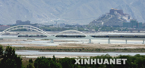 �ĸ��_��30��������ؽ���������ٰlչ���؄e������F·ͨ܇����ӡ�˶���ɽ��߅�Qͨ���֏��_ͨ��ʹ���ؽ������_�Ÿ�֡�����͹�@�� �@��2006��7��1��11�r20���S�������_�l���ġ���2���Αc����܇ͨ�^���_���ش�򡣮��գ�����F·ȫ��ͨ܇�� &nbsp;&nbsp;&nbsp;&nbsp;���A��ӛ�� �����_�� �z