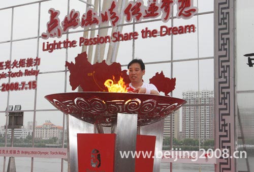 吉林省吉林市火炬接力結束 奧運圣火沿松花江岸傳遞