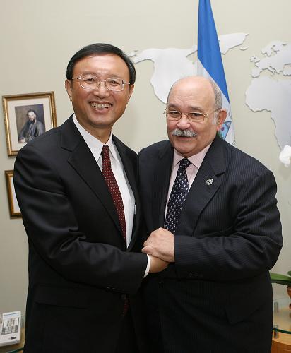 楊潔篪會(huì)見(jiàn)第63屆聯(lián)大主席 9月22日,在美國(guó)紐約聯(lián)合國(guó)總部,中國(guó)外交部長(zhǎng)楊潔篪(左)會(huì)見(jiàn)第63屆聯(lián)大主席德斯科托·布羅克曼。 新華社記者 侯俊 攝