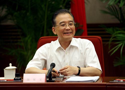 7月7日和9日,國務院總理溫家寶召開兩次經濟形勢座談會,分別聽取經濟專家和企業、行業協會負責人意見和建議。這是7月9日,溫家寶在與企業、行業協會負責人座談會上講話。新華社記者姚大偉攝