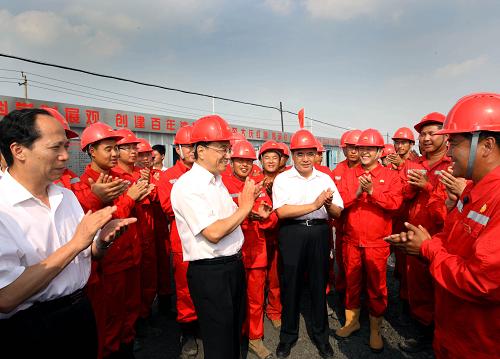 8月6日至9日,中共中央政治局常委、國務院副總理李克強在黑龍江考察。這是8月7日,李克強在大慶油田1205鉆井隊看望慰問石油工人。新華社記者 蘭紅光 攝