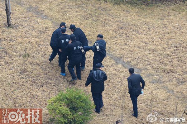北京坍塌現場:無傷者被抬出 有記者被抬出 北京坍塌現場:無傷者被抬出 有記者被抬出