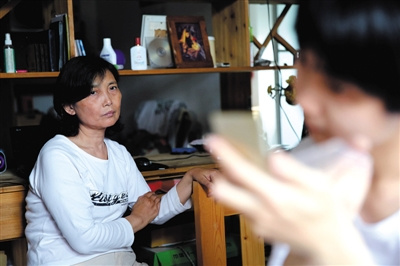 2014年5月22日,臨安家中,陸永敏看著劉霆化妝,此時(shí)的劉霆已決定做變性手術(shù)。