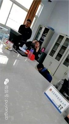 女民警上班時間吃零食罵百姓“傻了吧唧的”(圖)