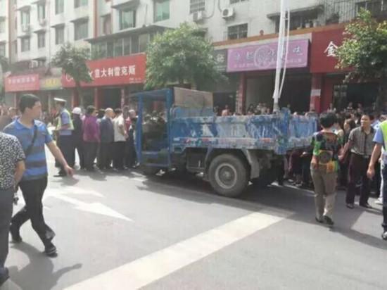 四川青神城區一中年女子被三輪貨車碾壓致死 四川青神城區一中年女子被三輪貨車碾壓致死