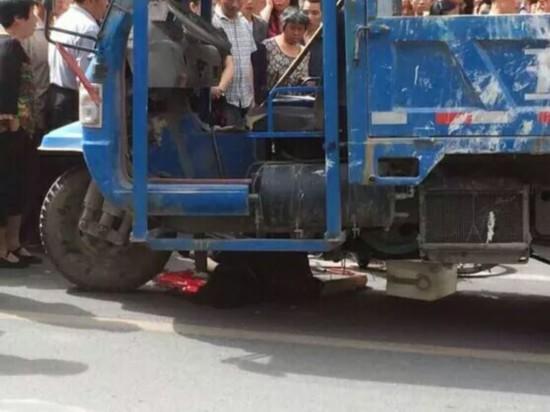 四川青神城區一中年女子被三輪貨車碾壓致死 四川青神城區一中年女子被三輪貨車碾壓致死