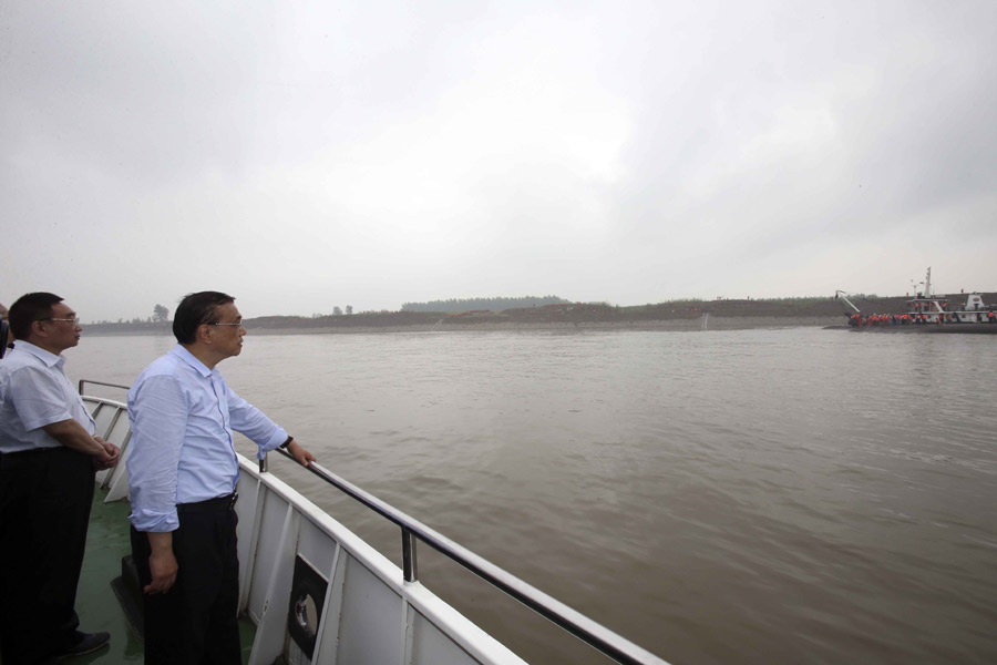 李克強(qiáng)在長(zhǎng)江現(xiàn)場(chǎng)指揮救援 距翻沉船只僅50多米 李克強(qiáng)在長(zhǎng)江現(xiàn)場(chǎng)指揮救援 距翻沉船只僅50多米