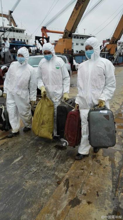 東方之星號遇難者遺物出艙 東方之星號遇難者遺物出艙