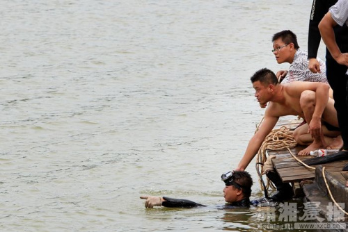 汽車落水女子生前最后一刻將女兒帶出車外(圖)
