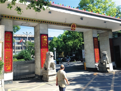 洪江區管委會門口沒有任何顯示機關名稱的標牌,只有兩副對聯,與洪江市政府大樓形成了鮮明對比。 新京報記者 韓雪楓 攝