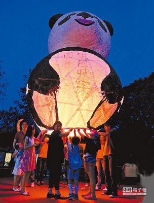 新北為圓仔慶生超大天燈升空游客驚呼“太美了” 新北為圓仔慶生超大天燈升空游客驚呼“太美了”