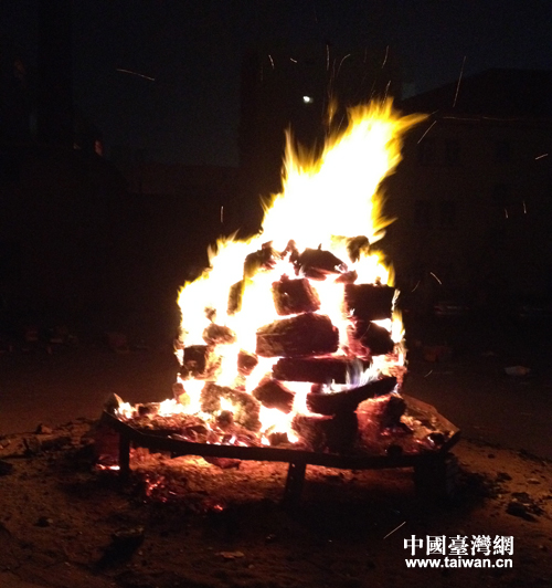 大年三十晚上熊熊燃燒的旺火 大年三十晚上熊熊燃燒的旺火