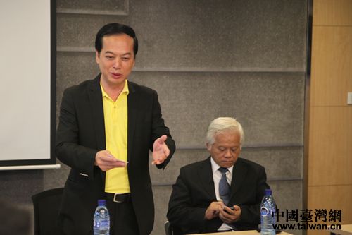 昆山臺(tái)協(xié)副會(huì)長(zhǎng)吳明祥介紹昆山創(chuàng)業(yè)優(yōu)勢(shì)。(中國(guó)臺(tái)灣網(wǎng) 吳知音 攝) 昆山臺(tái)協(xié)副會(huì)長(zhǎng)吳明祥介紹昆山創(chuàng)業(yè)優(yōu)勢(shì)。(中國(guó)臺(tái)灣網(wǎng) 吳知音 攝)