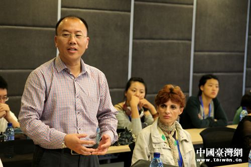 “2015海外臺(tái)灣留學(xué)生長(zhǎng)三角研習(xí)營(yíng)”活動(dòng)主辦方江蘇省臺(tái)辦副處長(zhǎng)胡凱介紹此次活動(dòng)情況 “2015海外臺(tái)灣留學(xué)生長(zhǎng)三角研習(xí)營(yíng)”活動(dòng)主辦方江蘇省臺(tái)辦副處長(zhǎng)胡凱介紹此次活動(dòng)情況