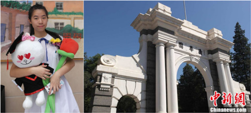 圖二:澳門女孩梁淑瑩(左)2013年曾參觀清華校園,對園內(nèi)建筑印象深刻,今年她正式成為清華建筑系學(xué)生,特意拍下清華二校門留念。