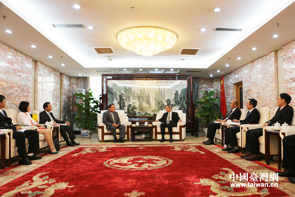 國臺(tái)辦主任張志軍會(huì)見臺(tái)灣村里長聯(lián)誼總會(huì)參訪團(tuán)(中國臺(tái)灣網(wǎng) 宣玲玲 攝) 國臺(tái)辦主任張志軍會(huì)見臺(tái)灣村里長聯(lián)誼總會(huì)參訪團(tuán)(中國臺(tái)灣網(wǎng) 宣玲玲 攝)