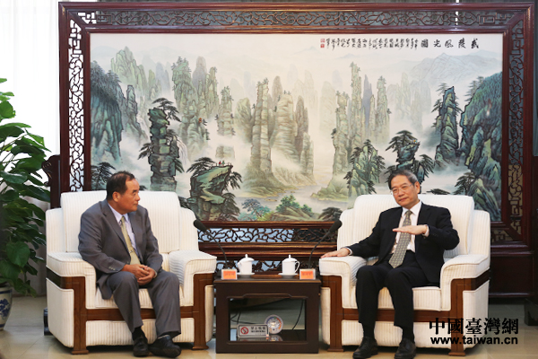 國務(wù)院臺(tái)辦主任張志軍與臺(tái)灣村里長聯(lián)誼總會(huì)榮譽(yù)會(huì)長郭云輝會(huì)談。(中國臺(tái)灣網(wǎng) 宣玲玲 攝) 國務(wù)院臺(tái)辦主任張志軍與臺(tái)灣村里長聯(lián)誼總會(huì)榮譽(yù)會(huì)長郭云輝會(huì)談。(中國臺(tái)灣網(wǎng) 宣玲玲 攝)