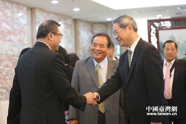 國臺(tái)辦主任張志軍會(huì)見臺(tái)灣村里長聯(lián)誼總會(huì)參訪團(tuán)。(中國臺(tái)灣網(wǎng) 宣玲玲 攝) 國臺(tái)辦主任張志軍會(huì)見臺(tái)灣村里長聯(lián)誼總會(huì)參訪團(tuán)。(中國臺(tái)灣網(wǎng) 宣玲玲 攝)