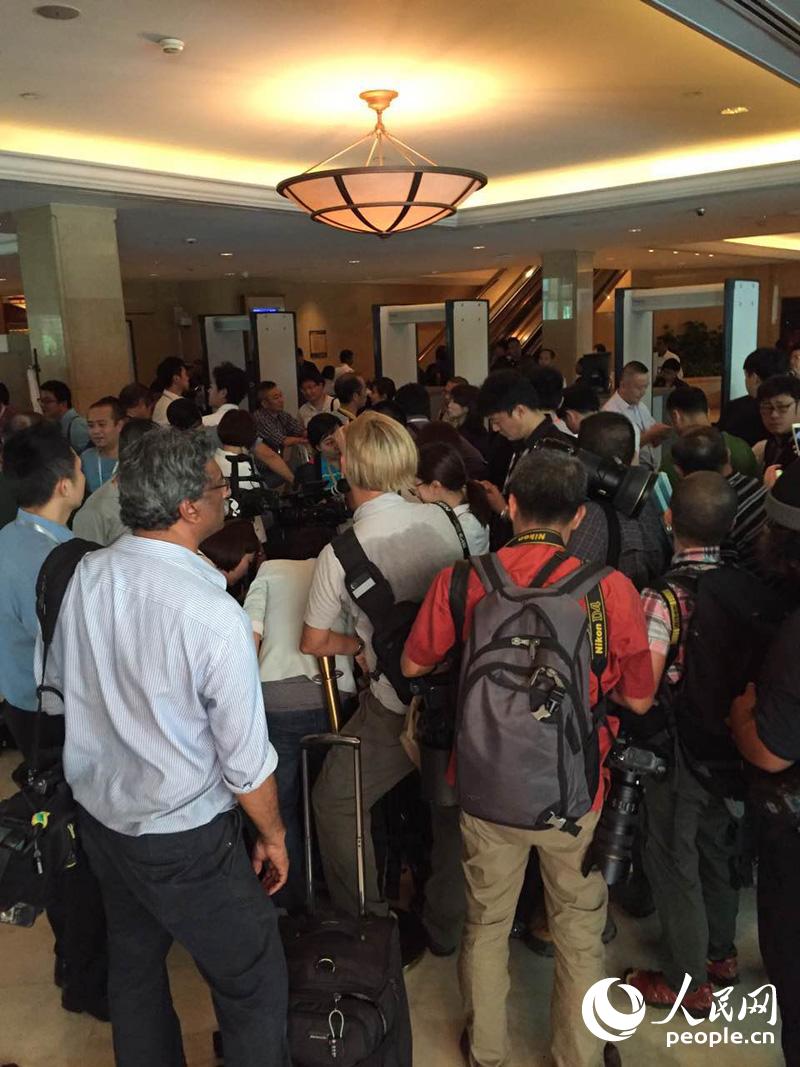 “習(xí)馬會(huì)”今日下午3時(shí)舉行 記者準(zhǔn)備安檢(圖) “習(xí)馬會(huì)”今日下午3時(shí)舉行 記者準(zhǔn)備安檢(圖)