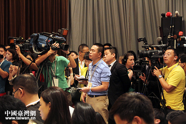 小編親歷“習(xí)馬會(huì)”:刷人品拼體力只為見證歷史時(shí)刻 小編親歷“習(xí)馬會(huì)”:刷人品拼體力只為見證歷史時(shí)刻