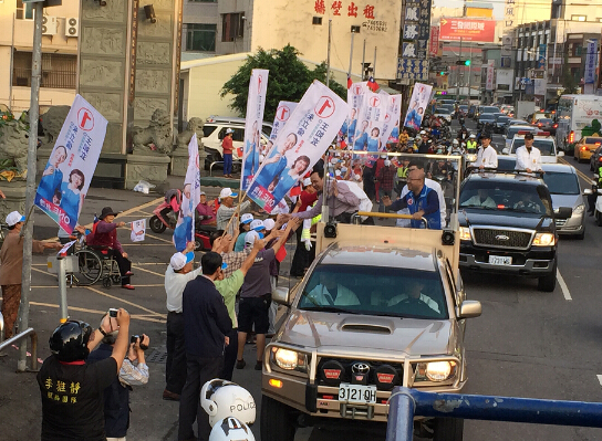 臺(tái)“大選”前支持度朱上蔡下 綠營(yíng)僅領(lǐng)先8% 臺(tái)“大選”前支持度朱上蔡下 綠營(yíng)僅領(lǐng)先8%