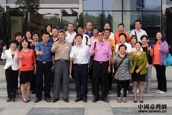 臺灣高雄與北京平谷兩地的基層社區管理服務人員等合影留念 臺灣高雄與北京平谷兩地的基層社區管理服務人員等合影留念