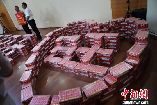 臺灣旺旺集團5日在南京向江蘇省紅十字會捐贈價值457萬元的生活物資,用于支持江蘇龍卷風災害、水患災區家園重建等。現場捐贈物資被壘放成愛心的造型。 泱波 攝