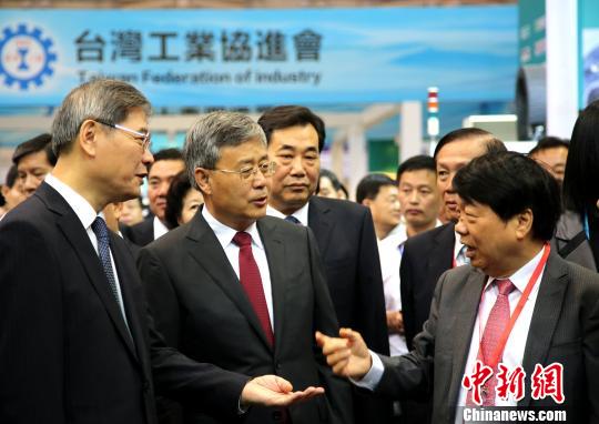 海峽兩岸博覽會1日在山東濰坊召開。中共中央臺辦、國務院臺辦主任張志軍、山東省人民政府省長郭樹清參觀博覽會。 沙見龍 攝