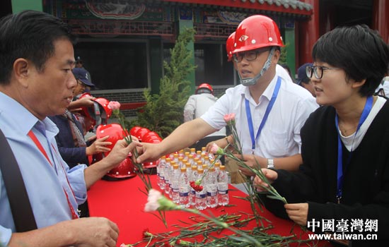 工作人員向嘉賓發放祭拜鮮花。 工作人員向嘉賓發放祭拜鮮花。