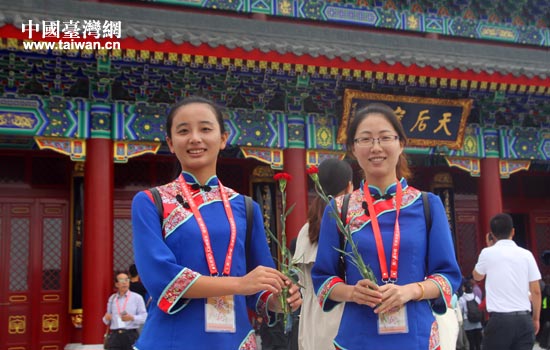 兩岸嘉賓在媽祖文化園內合影。 兩岸嘉賓在媽祖文化園內合影。