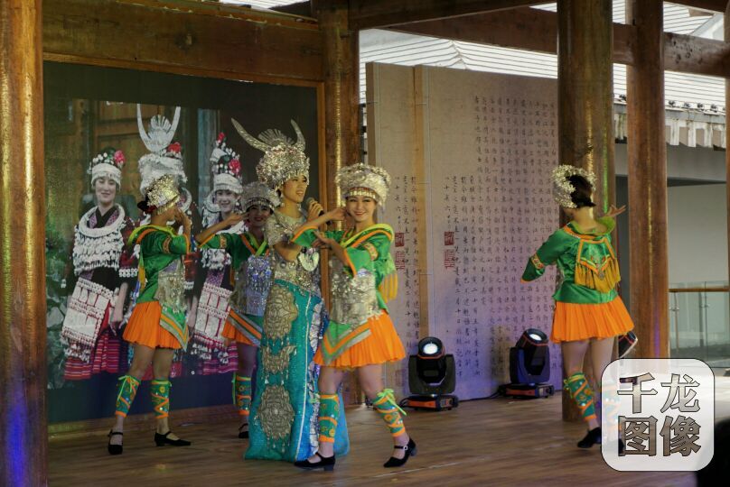 兩岸漢字藝術(shù)節(jié)暖場(chǎng)歌舞,頗具貴州民族特色。千龍網(wǎng)記者張靜攝。-1 兩岸漢字藝術(shù)節(jié)暖場(chǎng)歌舞,頗具貴州民族特色。千龍網(wǎng)記者張靜攝。-1