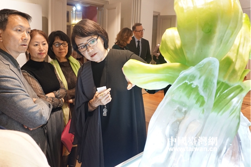 楊惠姍為觀眾講解參展作品 楊惠姍為觀眾講解參展作品