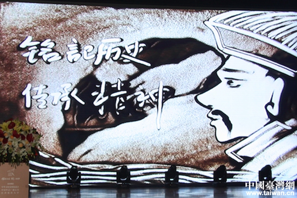 藝術(shù)家曾智在現(xiàn)場(chǎng)帶來的沙畫表演。(中國臺(tái)灣網(wǎng) 齊昕 攝) 藝術(shù)家曾智在現(xiàn)場(chǎng)帶來的沙畫表演。(中國臺(tái)灣網(wǎng) 齊昕 攝)