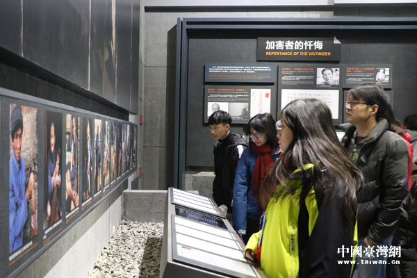 兩岸學生參觀“731部隊罪證陳列館” 兩岸學生參觀“731部隊罪證陳列館”