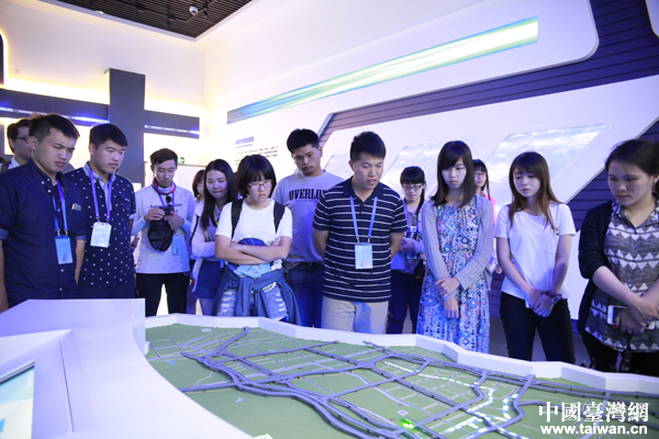 兩岸青年參觀蘭州新區(qū)規(guī)劃展示館 兩岸青年參觀蘭州新區(qū)規(guī)劃展示館