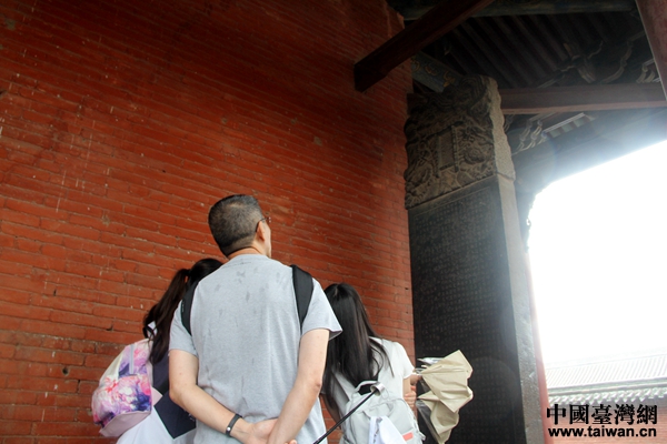 兩岸青年學(xué)生山西運城雨中拜關(guān)公 兩岸青年學(xué)生山西運城雨中拜關(guān)公