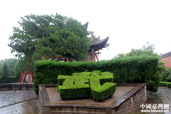 兩岸青年學(xué)生山西運城雨中拜關(guān)公 兩岸青年學(xué)生山西運城雨中拜關(guān)公