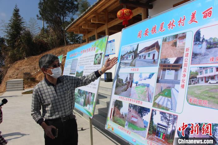 圖為馬彥彬介紹尾林村、西安村、嵐口村美麗鄉村建設情況。 受訪者供圖 攝