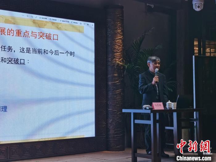 圖為馬彥彬與在榕臺籍教師、醫師分享參與鄉村振興經驗。 閆旭 攝