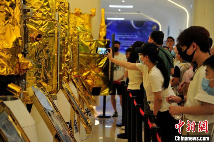 營員們在長光衛(wèi)星技術(shù)有限公司參觀。 高龍安 攝