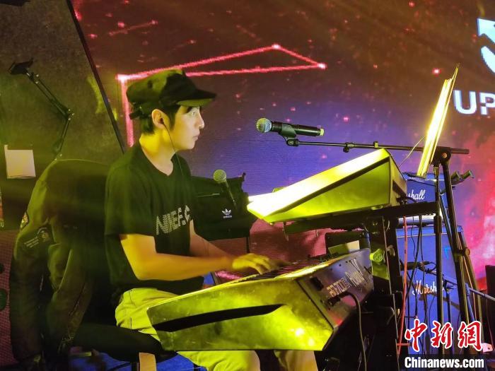 張家豪在演出中。 受訪者供圖