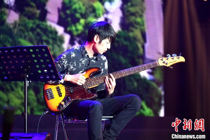 張家豪在福建藝術節閩臺青年音樂會上演出。 呂明 攝