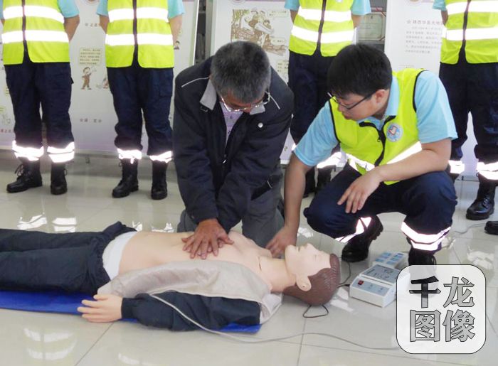 到馬家堡街道楓竹苑社區(qū)學(xué)習(xí)急救知識(shí)。